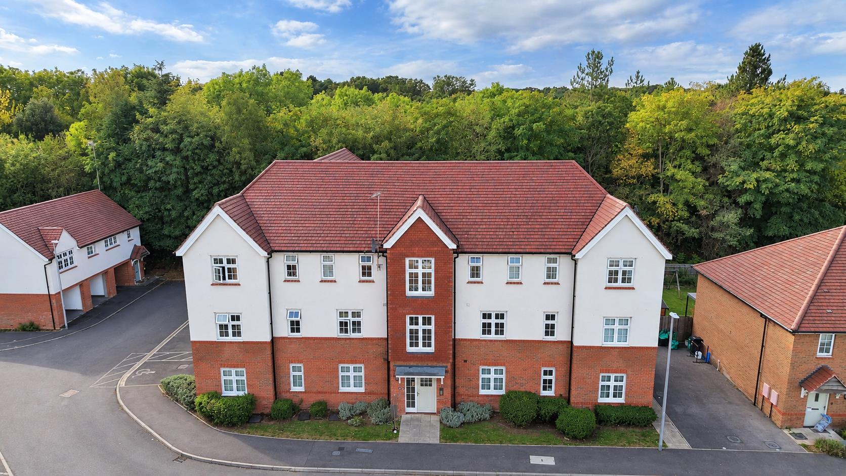2 bed property in Chaucer Grove, Reading